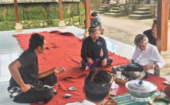 Diskusi Demokrasi di Pengotan, Purna Tekankan Nilai Budaya dan Persatuan