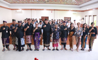 Badung, Bawaslu Bangli — Dalam upaya memperkuat kualitas komunikasi publik dan meningkatkan kapasitas kehumasan di era digital, Bawaslu Kabupaten Bangli menghadiri kegiatan Penguatan Kapasitas Kehumasan melalui Pelatihan Public Speaking dan Komunikasi Fasilitator yang diselenggarakan oleh Bawaslu Provinsi Bali di Kabupaten Badung, Kamis (9/7/2026).  Kegiatan tersebut diikuti oleh jajaran kehumasan Bawaslu kabupaten/kota se-Bali sebagai bagian dari penguatan kompetensi dalam menyampaikan informasi publik sec