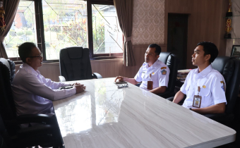 Bangli, Bawaslu Bangli — Menyiapkan pelajar memahami demokrasi tidak cukup hanya melalui teori. Bawaslu Kabupaten Bangli bersama SMA Negeri 2 Bangli merancang Pemilihan Ketua dan Wakil Ketua OSIS (Pemilos) sebagai miniatur pemilu yang memberi ruang bagi siswa untuk belajar dan mempraktikkan langsung proses demokrasi. Pembahasan tersebut dilakukan Anggota Bawaslu Kabupaten Bangli, Putu Gede Pertama Pujawan, bersama Wakil Kepala Sekolah Bidang Kesiswaan SMA Negeri 2 Bangli, I Komang Nuriada, Rabu (23/9/2026).